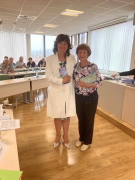 Anka Fabjan je Zdenki Jan, novi predsednici ZDUS, izrekla dobrodošlico